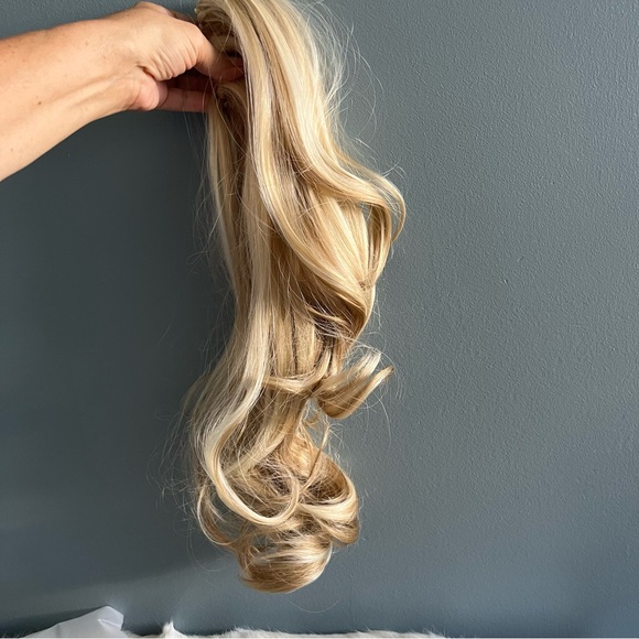 Claw Clip On Synthetic Curly Ponytail - Picture 1 of 10